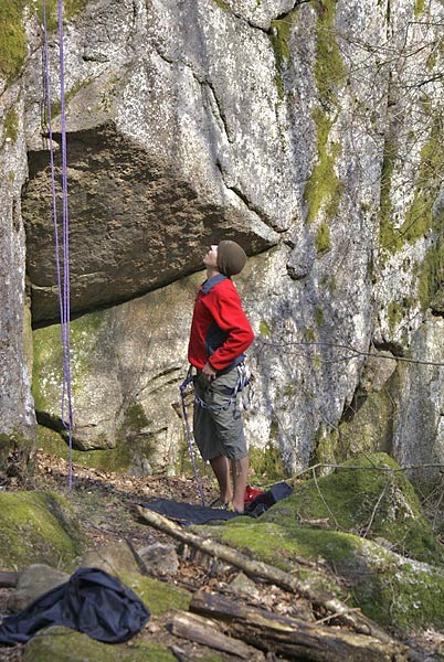 24.jpg - En man där nere gör sig berdd för klättring.